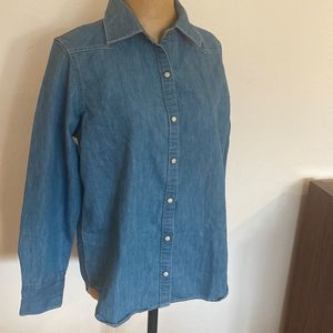 Faherty sz L snap front long sleeve jean shirt w/ western detail snaps at wrist